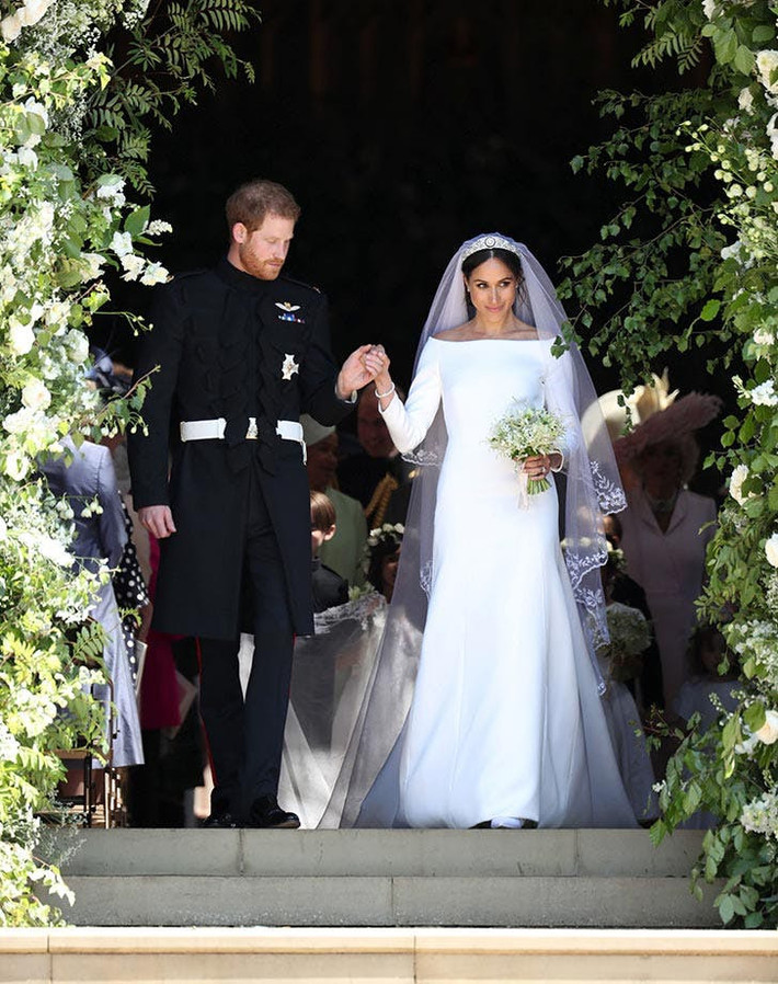 Đám cưới giữa Hoàng tử Harry và nữ diễn viên người Mỹ Meghan Markle vừa được diễn ra hôm 19/5. Cô dâu diện chiếc váy cổ thuyền thanh lịch của thương hiệu Givenchy, đội khăn voan dài 5 m cùng vương miện kim cương lấp lánh. Nhiều ý kiến cho rằng đầm cưới của Meghan Markle có kiểu dáng đơn giản nhất so với trang phục của cô dâu trong những đám cưới hoàng gia châu Âu từ trước đến nay.