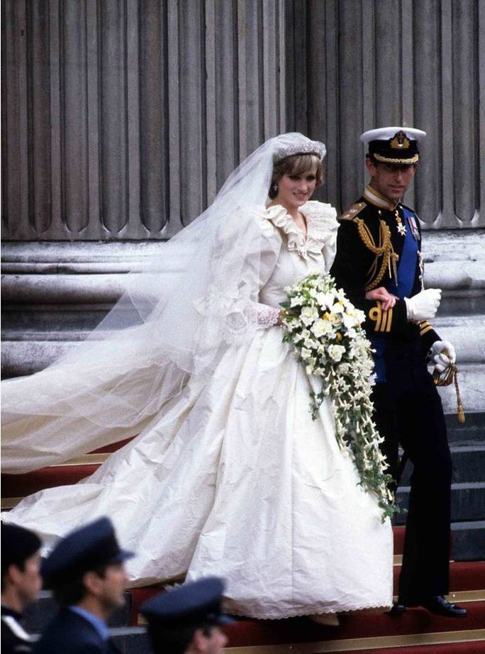 Công chúa Caroline của Vương quốc Monaco mang đúng phong cách thập niên 1970 với điểm nhấn là vòng hoa được trang trí cầu kỳ trên tóc. Bộ váy nữ tính ngọt ngào này đã trở thành một trong những chiếc váy cưới ấn tượng nhất lịch sử hoàng gia châu Âu.