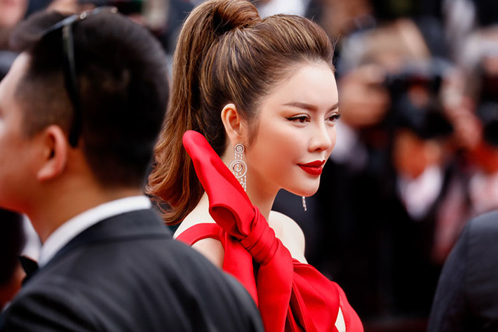 Lý Nhã Kỳ xuất hiện tại Cannes với kiểu tóc đuôi ngựa cùng lối trang điểm quyến rũ với màu son đỏ.