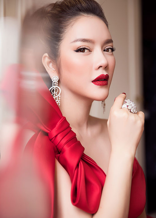 Như thường lệ, kim cương là phụ kiện không thể thiếu của nàng kiều nữ để hoàn thiện set đồ sang trọng này.