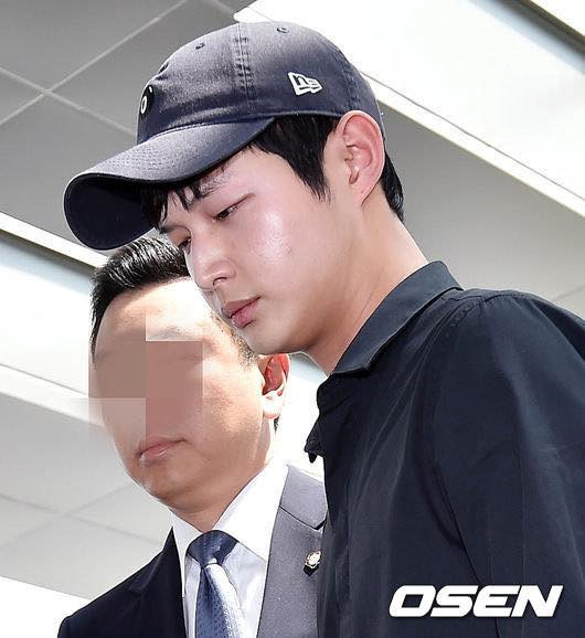 Lee Seo Won sinh năm 1997, là đồng nghiệp cùng công ty với những tên tuổi hàng đầu như Cha Tae Hyun, Song Joong Ki, Park Bo Gum. Lee từng tham gia nhiều bộ phim truyền hình như Uncontrollably Fond, Hospital Ship, The Liar and His Lover… Trước khi xảy ra vụ bê bối quấy rối tình dục, Lee là diễn viên trẻ được công chúng kỳ vọng và yêu thích.