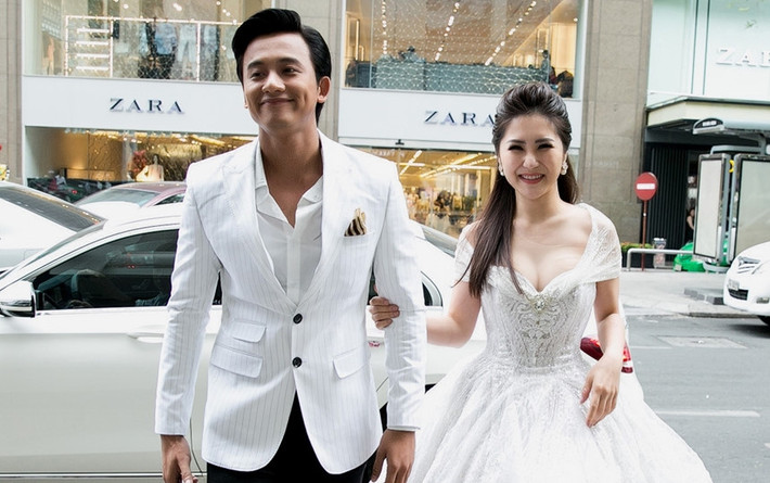 Chiều 3/5, Mai Tài Phến và Hương Tràm cùng xuất hiện tại buổi ra mắt đoàn phim Em gái mưa ở TP.HCM. Cả hai mặc trang phục tông trắng, tươi cười khi đứng trước ống kính. Đây là lần đầu cặp đôi dự sự kiện sau khi tuyên bố chia tay sau 1 tháng hẹn hò.