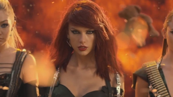 Trong một cuộc phỏng vấn với tờ Rolling Stone vào năm 2014, Swift chia sẻ ca khúc Bad Blood viết về một ca sĩ giấu tên trong làng nhạc. Cô nói: "Cô ấy làm một việc tồi tệ. Chúng tôi bây giờ là kẻ thù". Cô cũng nhắc lại việc Perry đã cướp vũ công của đoàn mình và thậm chí lánh mặt nữ ca sĩ Roar vì việc đó.