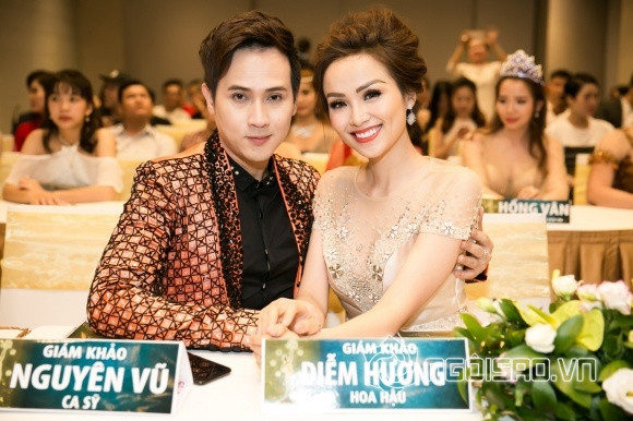 Diễm Hương và Nguyên Vũ thân thiết trong sự kiện.