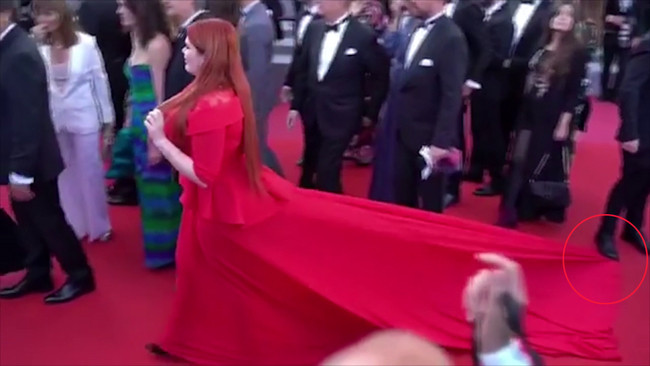 Yulia Rybakova tới thảm đỏ Cannes vào ngày bế mạc liên hoan phim hôm 19/5. Cô khoe dáng trong bộ đầm đỏ rực vô cùng lộng lẫy.