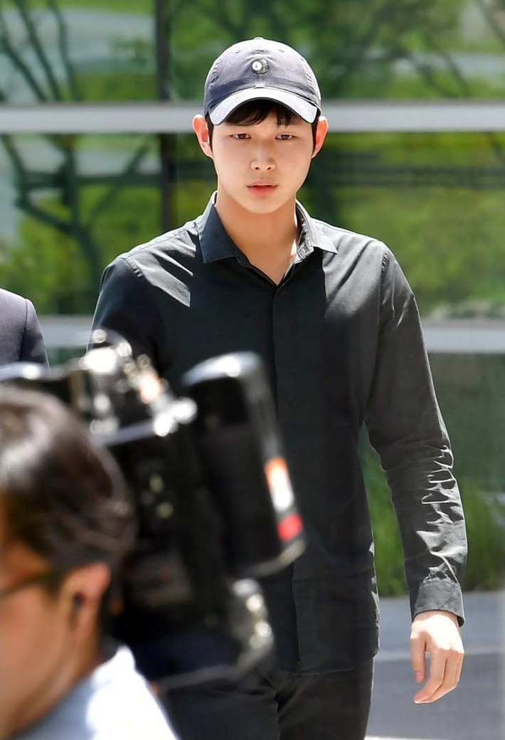 Theo báo cáo của cảnh sát, Lee Seo Won dùng dao để đe dọa nữ đồng nghiệp, sau đó tiếp tục sử dụng hung khí này để tấn công lực lượng chức năng có mặt tại hiện trường.