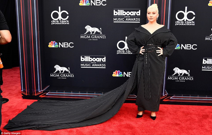 Lễ trao giải Billboard Awards diễn ra tại Las Vegas (Mỹ) hôm 20/5. Christina Aguilera xuất hiện trên thảm đỏ trong chiếc váy wrap họa tiết đường kẻ dài quét đất. Bộ cánh bị nhận xét quá khổ so với vóc dáng và chiều cao 1,57 m của Aguilera, vô tình biến cô thành "chú lùn".