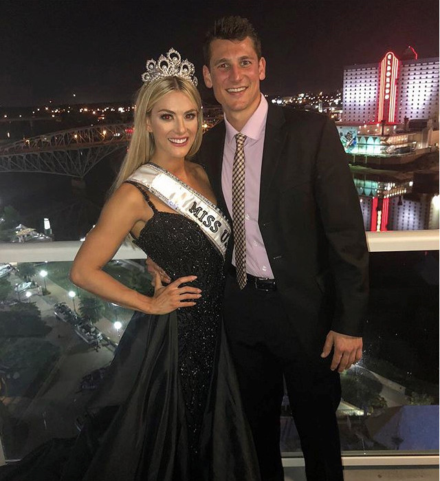 Sarah Rose Summers vừa đăng quang ngôi vị Hoa hậu Mỹ 2018 sáng 22/5 (giờ Việt Nam). Cô năm nay 24 tuổi, cao 1,65 m và là người đẹp đầu tiên đến từ bang Nebraska giành vương miện. Bạn trai tân Hoa hậu cũng đến theo dõi và cổ vũ bạn gái.