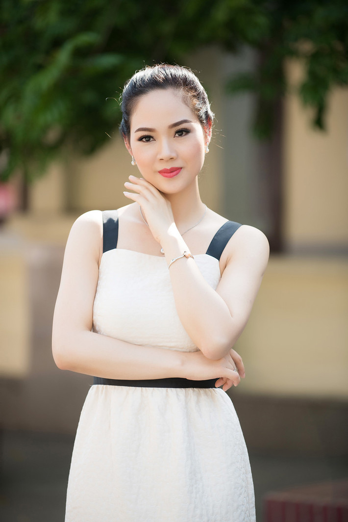 Hoa hậu Việt Nam 2002 - Phạm Thị Mai Phương vừa xuất hiện tại trường Đại học Hải Phòng để tham gia chương trình giao lưu tuyển sinh Hoa hậu Việt Nam 2018. Người đẹp xuất hiện nối bật trong chiếc váy màu trắng đen tối giản. Nhiều khán giả bày tỏ sự ngưỡng mộ trước nhan sắc mặn mà và xinh đẹp của cô sau 16 năm đăng quang.