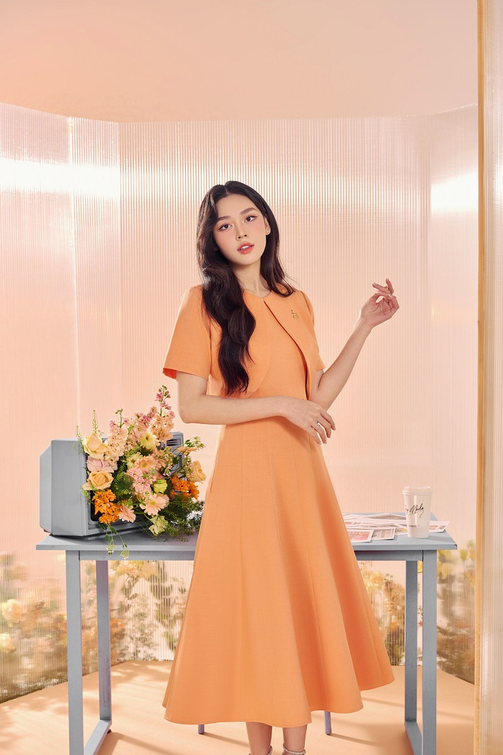 Ngập tràn năng lượng trong set đầm thiết kế với sắc cam ngọt ngào. Á hậu Tường San đẹp tựa như một bông hoa rực rỡ đang khoe sắc dưới ánh bình minh.