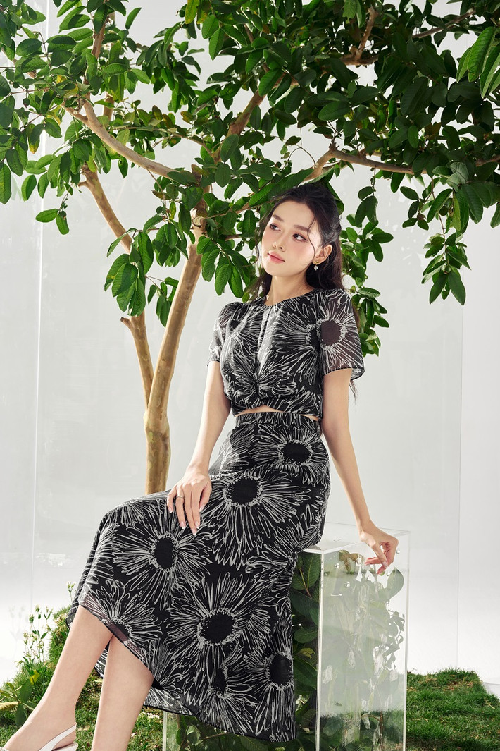 Áo croptop luôn là một xu hướng đang thu hút sự chú ý của những người yêu thời trang. Trong ảnh, nàng hậu khoe vòng eo thon thả cùng áo croptop vô cùng trendy. Kết hợp cùng chiếc chân váy họa tiết mang đến cho Tường San một diện mạo ngọt ngào, tươi mới.