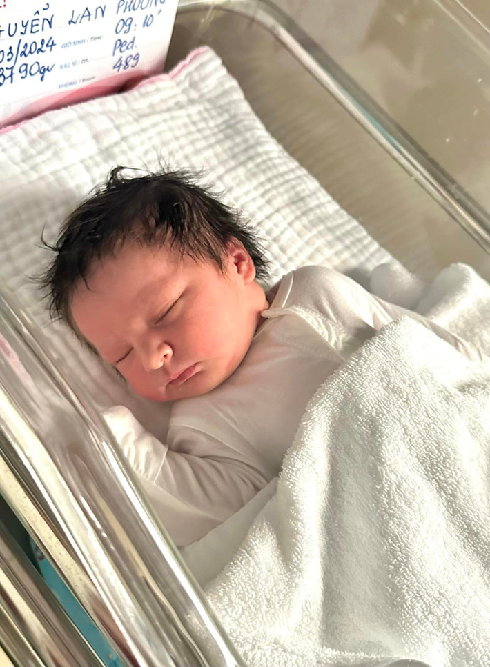 Nữ diễn viên chia sẻ: "Con gái bé bỏng của mẹ và daddy ra đời. Con là Mia Mai Duffy, xin chào thế giới! Hiện mẹ Phương đang rất vất vả xoay xở với cơn đau sau sinh mổ lần 2, cộng thêm việc cố gắng tập và cho bé bú mẹ hoàn toàn, nhưng chỉ cần nhìn thấy con, ôm con trong tay là bao vất vả, đau đớn lại như vô nghĩa hết. Mia - tia nắng ấm áp và ngọt ngào của gia đình. Cảm ơn cuộc đời đã đưa con đến bên mẹ".