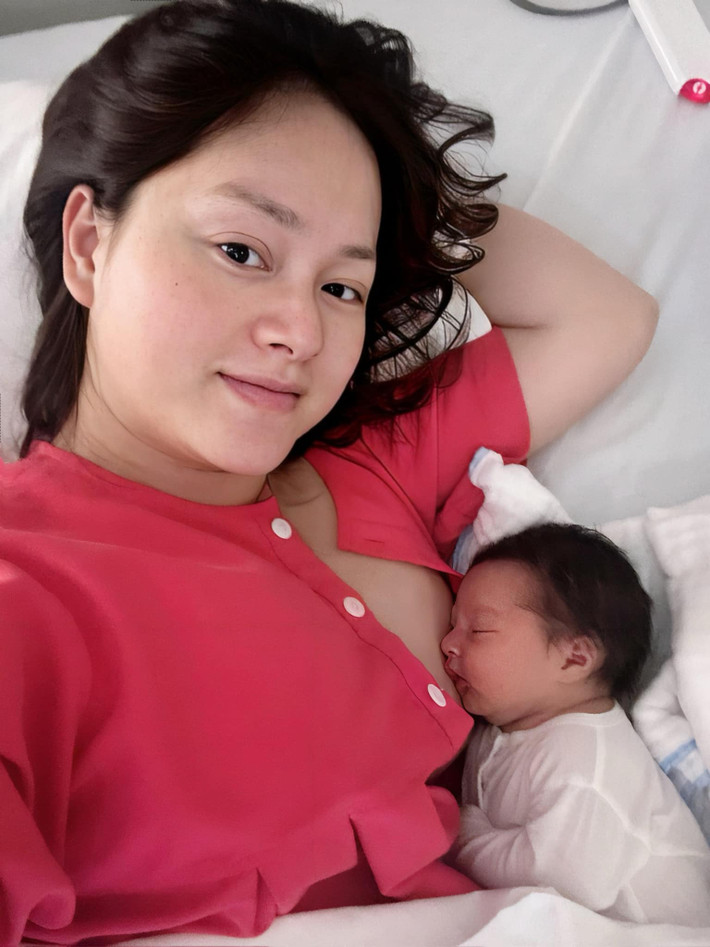 Vài ngày sau khi sinh diễn viên Lan Phương đã lộ diện. Trên trang cá nhân, nữ diễn viên khoe ảnh hạnh phúc bên thiên thần nhỏ.