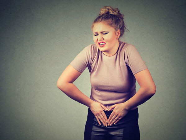 Ngăn ngừa nhiễm trùng tiết niệu: Cà chua có hàm lượng nước rất cao nên có tác dụng bổ sung nước đầy đủ hơn, hạn chế tình trạng cơ thể mất nước. Một khi cơ thể bị mất nước thì nguy cơ bị nhiễm trùng đường tiểu là rất cao. Do vậy, bạn nên bổ sung cà chua vào bữa ăn hàng ngày để giảm nhiễm trùng đường tiểu hiệu quả. Ảnh: Boldsky.