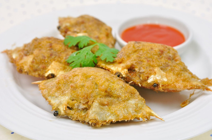 Bánh cua (Poojaah): Thịt cua trộn với trứng, rau thơm và các loại gia vị và thịt lợn, sau đó nhồi vào vỏ cua, hấp lên rồi chiên. Ảnh: Youtube.