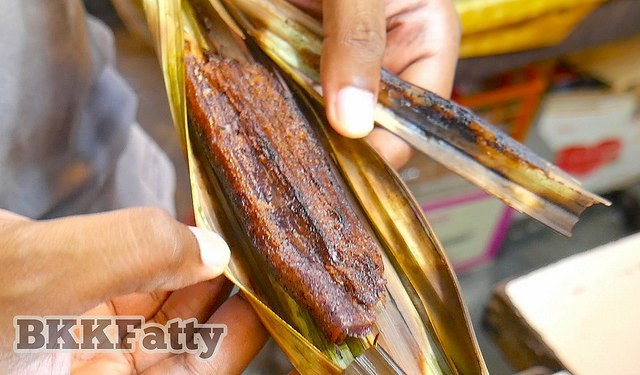 Bánh dừa nướng (kanom jak): Món ăn vặt này được làm từ bột nếp, dừa và đường thốt nốt, sau đó gói trong lá thốt nốt và nướng lên.