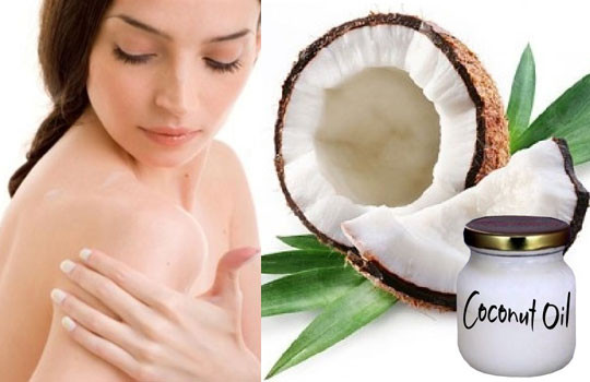 Tắm trắng bằng dầu dừa: Dầu dừa chứa nhiều vitamin cung cấp độ ẩm cũng như mang lại làn da sáng mịn tự nhiên. Chỉ cần massage da với dầu dừa 2 lần/tuần, bạn sẽ có được làn da sáng khỏe và trắng mịn. Các chuyên gia da liễu cũng cho rằng, liệu pháp tắm trắng an toàn với dầu dừa rất có lợi cho hoạt động lưu thông máu. Ảnh: Waytoenliven.