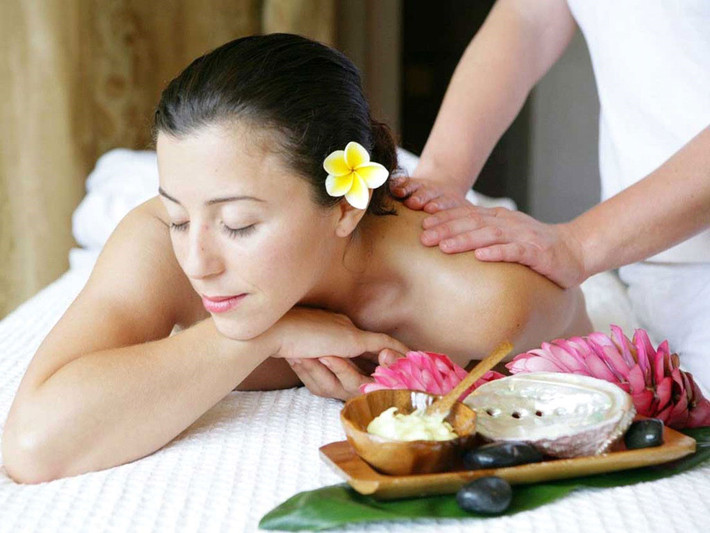 Dùng dưa leo, gừng, chanh và lá bạc hà: Sự kết hợp hoàn hảo của hỗn hợp này mang đến cho bạn một làn da mịn màng và trắng hồng. Cách thực hiện: Chuẩn bị 2 quả chanh vắt lấy nước, 2 củ gừng, 4 quả dưa leo, nước bạc hà và nước lạnh. Cho tất cả nguyên liệu vào máy xay sinh tố xay nhuyễn, sau đó đắp hỗn hợp lên toàn thân và để yên khoảng 20 phút, cuối cùng là tắm lại với nước ấm. Ảnh: Internet.