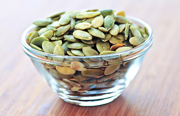 8. Hỗ trợ giúp giảm cân: Hạt bí ngô rất giàu chất xơ và protein, đó là yếu tố cần thiết để giảm cân. Lý do khi ăn hạt bí ngô, giúp bạn cảm thấy no lâu hơn. Trong mỗi một cốc hạt bí ngô có khoảng 285 calo. Ảnh: Getty.
