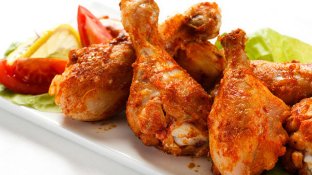 Thịt gà: Trong thịt gà chứa một lượng protein khá cao nên có thể khiến bạn gặp phải các vấn đề về tiêu hóa khi bạn hâm nóng lại sau một đến hai ngày. Do đó, thịt gà không phải là một loại thực phẩm tốt để hâm nóng, hãy dùng thịt gà đã qua chế biến vào những món salad hoặc kẹp cùng sandwich sẽ bảo đảm hơn. Ảnh: Globalmeatnews.