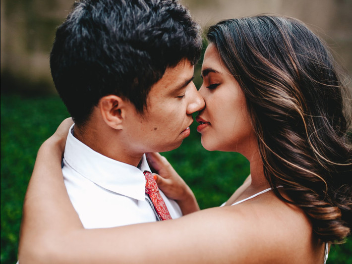 Nó có thể giúp bạn sống lâu hơn: Có một nghiên cứu chỉ ra rằng những người kết hôn sống lâu hơn so với những người sống một mình. Các nhà nghiên cứu từ Đại học Michigan (Mỹ) cũng xác định rằng có bạn đời lạc quan thì sẽ ít bệnh mãn tính hơn và tính tích cực cũng sẽ tốt hơn theo thời gian. Ảnh: Unsplash.