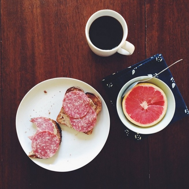 Bánh mì nướng với bơ hạnh nhân và salami (xúc xích lên men) ăn kèm trái cây: Nhiều người cho rằng sự kết hợp này quá lạ nhưng nó thực sự rất ngon và bổ dưỡng. Ảnh: Instagram.