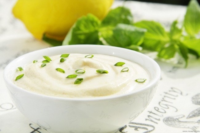 6. Nói không với mayonnaise: Nếu bạn là một fan hâm mộ của xốt mayonnaise thì bạn nên biết rằng món ăn này có chứa ít nhất 80% chất béo. Lựa chọn tốt nhất là thay thế mayonnaise là xốt rau quả hoặc xốt cà chua tự nhiên. Ảnh: Recept.