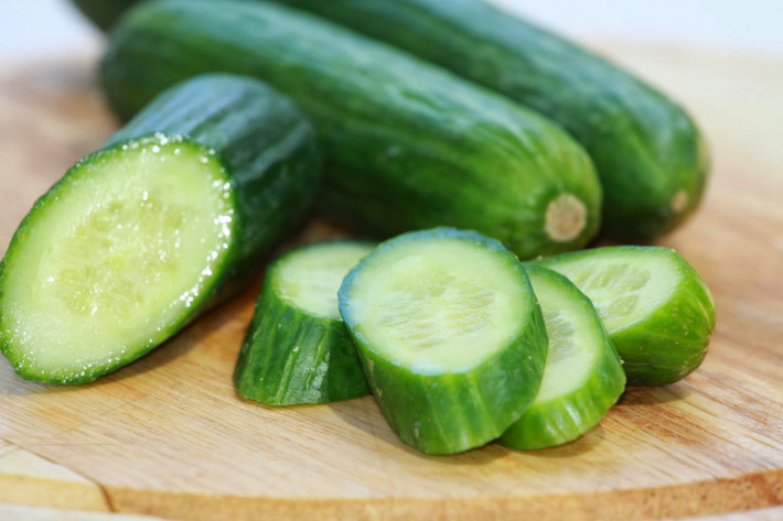 Dưa chuột: Đây là loại thực phẩm thải độc cơ thể hàng đầu. Chứa nhiều vitamin B và kali, dưa chuột giúp nuôi dưỡng hệ thần kinh và ngăn ngừa nguy cơ đau đầu phát triển. Hàm lượng citrulline trong dưa chuột cũng có khả năng lọc gan và thận, trong đó đặc biệt loại bỏ chất độc amoniac ra ngoài. Ảnh: Internet.