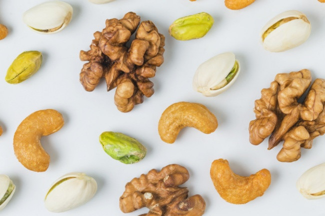 Các loại hạt: Loại thực phẩm này chứa khá nhiều protein và chất béo lành mạnh có trong các loại hạt như đậu phộng, hạnh nhân, hạt điều, quả óc chó... Các chất dinh dưỡng từ những loại hạt này sẽ phát huy công dụng cao trong việc xây dựng cơ bắp, đồng thời mang đến vòng 3 căng tròn và cải thiện dạ dày cùng hệ tiêu hóa tốt hơn. Ảnh: Freepik.