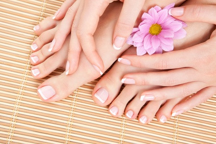 9. Giũa móng chân: Việc giũa móng chân thẳng và gọn gàng là rất quan trọng, bạn nên cắt giũa móng ngắn để tránh bị vướng vào mũi giày hay làm rách tất. Bạn cũng nên giũa móng chân cẩn thận, đừng để móng bị sắc và gồ ghề. Ảnh: Grouponcdn.