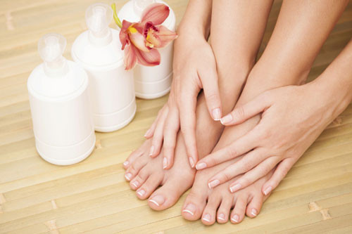 12. Thể dục cho đôi bàn chân: Đôi chân bạn phải làm việc cả ngày, chịu đựng sức nặng của cả cơ thể. Bạn có thể phải đi bộ rất nhiều do tính chất công việc. Vì vậy, bạn cần cho đôi chân của mình thể dục một chút bằng cách gập cong bàn chân và xoay mắt cá chân. Đôi chân của bạn sẽ cảm thấy thoải mái hơn rất nhiều nếu bạn lặp lại bài tập này thường xuyên. Ảnh: Internet.