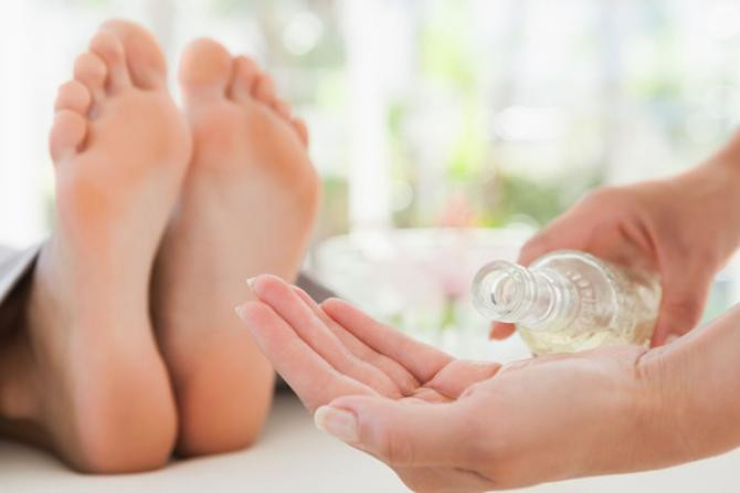 5. Dưỡng ẩm: Sau khi đã có một làn da chân mịn màng, bạn cần dưỡng ẩm mỗi tối để duy trì độ ẩm cho da, tránh khô nẻ trong mùa hanh khô. Bạn có thể dùng kem dưỡng ẩm hoặc lotion thoa thật nhẹ nhàng từ phần đùi xuống bàn chân. Ảnh: Bollywoodshaadis.