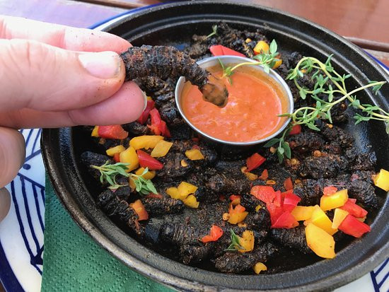 Những con sâu bướm Mopane khô mặn là một trong những món ăn khoái khẩu ở Zimbabwe và một số vùng lân cận ở miền nam châu Phi. Ảnh: Tripadvisor.