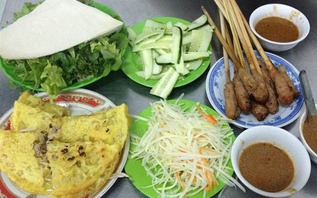 Bánh xèo - Nem lụi: Nếu đã đến Đà Nẵng thì đừng ngần ngại gì thử ngay món bánh xèo - nem lụi đậm chất miền trung này nhé. Bánh xèo ở Đà Nẵng đặc biệt ở phần nước chấm, ăn thơm, béo vị đậu phộng, ăn một lần là nhớ mãi. Ảnh: Foody.