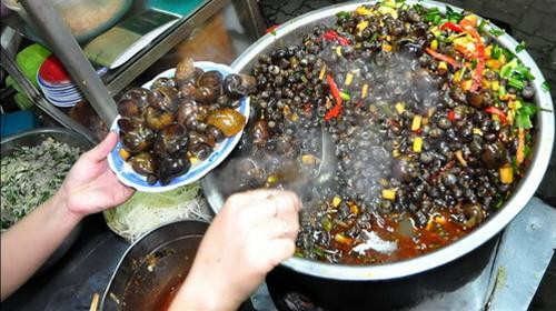 Ốc biển: Đến Đà Nẵng vào bất cứ mùa nào trong năm, bạn đều có thể nhâm nhi món đặc sản đáp ứng 3 tiêu chí “ngon, bổ, rẻ” này. Ốc Đà Nẵng này rất đa dạng, từ ốc gạo, ốc hương cho đến ốc đinh, ốc bươu, ốc đắng… được chế biến kỹ lưỡng, dậy mùi thơm phức khiến du khách phải dừng chân. Ảnh: Hotel84.