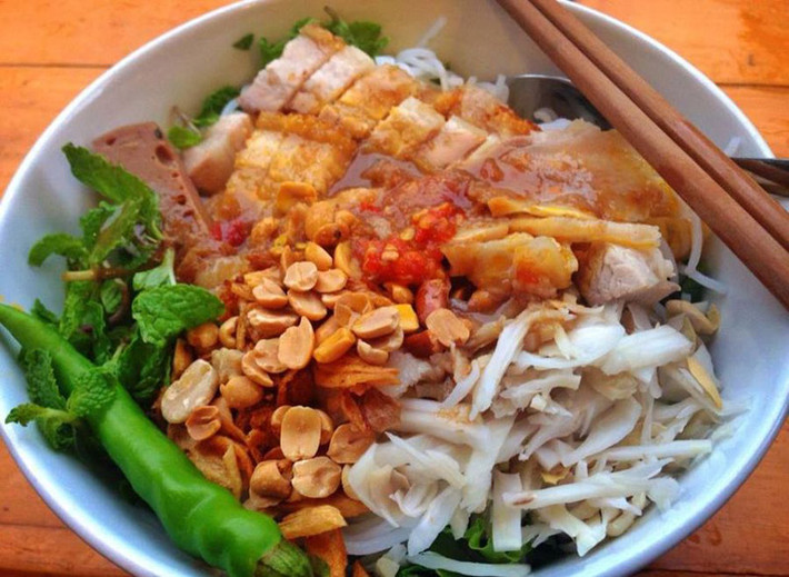 Bún mắm nêm: Tô bún mắm Đà Nẵng ghi dấu ấn bằng thứ mắm nêm mặn mòi làm từ cá biển, những miếng thịt heo quay giòn rụm, vị thanh mát của rau và cay nồng của ớt. Ngoài ra còn có cả nem chua, ba chỉ luộc, tai heo, mít non và chả bò hấp dẫn. Ảnh: Danang.