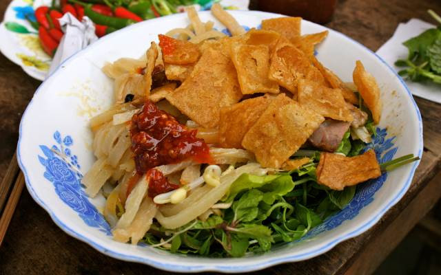 Cao lầu: Vốn là đặc sản Hội An nhưng du khách vẫn có thể thưởng thức món ngon này “đúng chất” ngay tại Đà Nẵng. Cao lầu trực tiếp chuyển ra từ Hội An, tươi mới và chế biến trong ngày, ăn kèm với rau sống, giá trụng, thịt xíu và da heo chiên giòn. Ảnh: Foody.