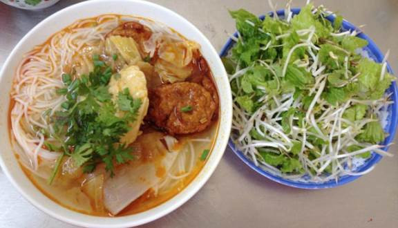 Bún chả cá: Thực ra, cứ đến miền Trung là đâu đâu cũng dễ tìm ra quán bán bún chả cá. Nhưng bún chả cá ở Đà Nẵng mới thật đặc biệt. Bún chả cá ngon, khi ăn không có mùi tanh, chỉ nghe hương thơm ngào ngạt của tô bún kết hợp với vị ngọt thanh của rau củ quả và vị đậm đà của nước lèo khiến bất cứ thực khách nào cũng phải xuýt xoa…Ảnh: Foody.