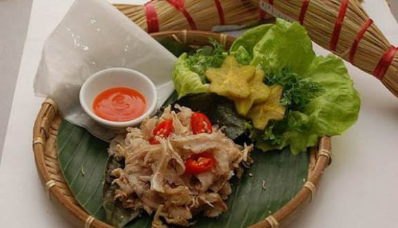 Tré Bà Đệ: Tré bà Đệ là món ăn đặc sản Đà Nẵng nổi tiếng từ nhiều thập niên. Món ăn này tiếp tục lớn mạnh khi con cái của bà quyết theo nghề của mẹ đã tạo nên sự lớn mạnh thương hiệu này. Dần dần người ta gọi tré Bà Đệ là đặc sản của Đà Nẵng. Tré Bà Đệ có các sản phẩm như tré gói cổ truyền, tré gói lá chuối, tré gói lá ổi. Ảnh: Foody.