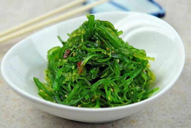 Rong biển Mỹ Khê: Rong biển Mỹ Khê là một món đặc sản Đà Nẵng làm quà mà bạn không nên bỏ qua. Rong biển Mỹ Khê có dạng thon dài, có màu xanh nõn. Rong biển có thể chế biến thành rất nhiều món từ nấu canh, hầm xương, xào tôm, xào thịt, làm gỏi. Ảnh: Khachsandanang.