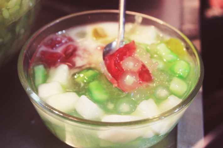 Chè xoa xoa hạt lựu: Xoa xoa nấu từ rau câu, hạt lựu làm từ bột lọc loại ngon, thạch đen được chế từ một loại lá cây mát trên rừng, đặc biệt nước cốt dừa được ép từ dừa nguyên chất…tất cả hợp lại làm nên thức uống ngon, mát lành. Khi ăn, độ giòn giòn của thạch, nước dừa và đậu xanh đánh béo ngậy cộng thêm cái dai dai của hạt lựu làm cho người ăn quên hết mệt mỏi. Ảnh: Begodi.