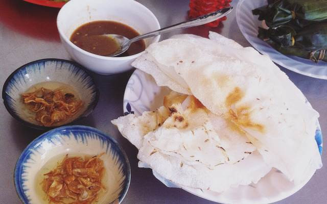 Bánh tráng đập: Bánh đập là món ngon dân dã của người dân các tỉnh miền Trung. Món ăn đơn giản làm từ gạo trắng thơm dẻo, bánh mỏng nướng lên, trải một lớp bánh ướt, phết chút mỡ hành, khi ăn gấp đôi và đập dập, chấm cùng mắm nêm mặn mà hấp dẫn. Ảnh: Foody.