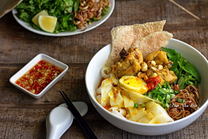 Mì Quảng: Khỏi phải nói thì ai cũng biết mì Quảng là đặc sản nổi danh của Đà Thành. Những cọng mì dày, cứng và to thô là nét đặc trưng tạo nên linh hồn của tô mì. Mì Quảng không có công thức “bất di bất dịch” mà rất đa dạng: mì Quảng sườn non, mì Quảng cá lóc, mì Quảng lươn, mì Quảng chả cua… nhưng “truyền thống” nhất là mì Quảng tôm, gà, trứng, thịt. Ảnh: Bepnhabeo.