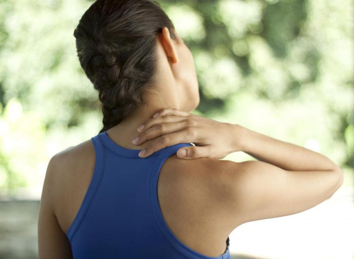 Chườm nóng giúp giảm nhức mỏi cổ: Bạn có thể chườm nóng bằng cách lấy một chai nước ấm hoặc chiếc khăn nhúng vào nước ấm và chườm lên cổ trong 10 phút. Liệu pháp này giúp kích thích máu lưu thông, qua đó giảm nhức mỏi cổ. Ảnh: Internet.
