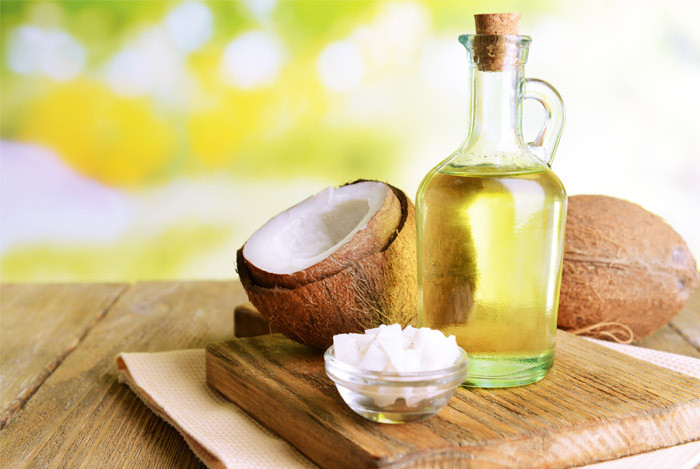 Massage bằng dầu dừa ấm: Lấy một ít dầu dừa và hâm nóng dầu lên. Sau khi tắm nước ấm, bạn lấy dầu dừa ấm xoa nhẹ lên vùng cổ bị nhức mỏi. Ảnh: WB.
