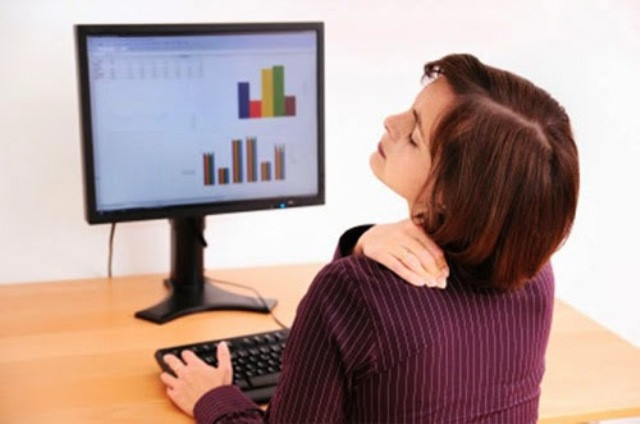 Massage bằng dầu mù tạt: Dầu mù tạt ấm cũng có công dụng giảm nhức mỏi cổ. Cách dùng dầu mù tạt xoa bóp cổ tương tự như dầu dừa. Bạn hãy lấy một cái khăn sạch, bọc ít đá vào khăn rồi đắp lên vùng cổ bị cứng. Giữ như vậy trong khoảng 10 phút thì lấy ra. Thực hiện cách này 5-6 lần mỗi ngày giúp đẩy lùi cơn đau cũng như cứng cổ. Ảnh: Internet.