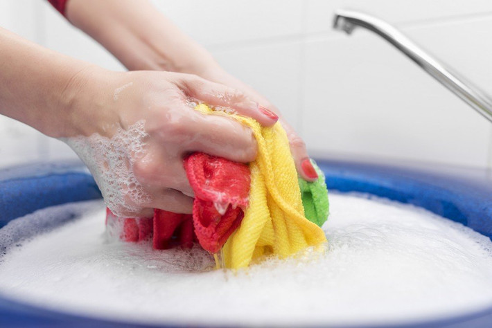 10. Tẩy vết bẩn quá kĩ: Đừng ngạc nhiên nếu phát hiện lỗ thủng trên quần áo. Đây vồn là kết quả của việc chà xát và sử dụng quá nhiều chất tẩy rửa để chà các vết bẩn. Thực ra, bạn hoàn toàn có thể làm sạch các vết bẩn một cách nhẹ nhàng bằng cách ngâm ít xà bông giặt và vo nhẹ. Ảnh: Scienceabc.