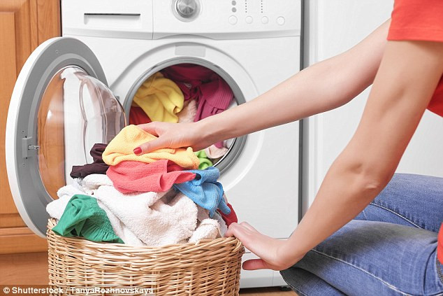 9. Giặt lẫn tất với quần áo: Những đôi tất thông thường rất khó để làm sạch nếu được giặt bằng máy giặt. Ảnh: Shutterstock.