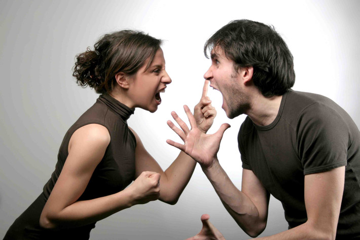 Tăng khả năng tự tin: Một cuộc cãi nhau có thể chứng tỏ rằng, các cặp đôi có khả năng thỏa hiệp và vượt qua mọi việc cùng nhau. Cả hai có thể cảm thấy mạnh mẽ hơn và củng cố thêm lòng tin lẫn nhau. Ảnh: Ytimg.