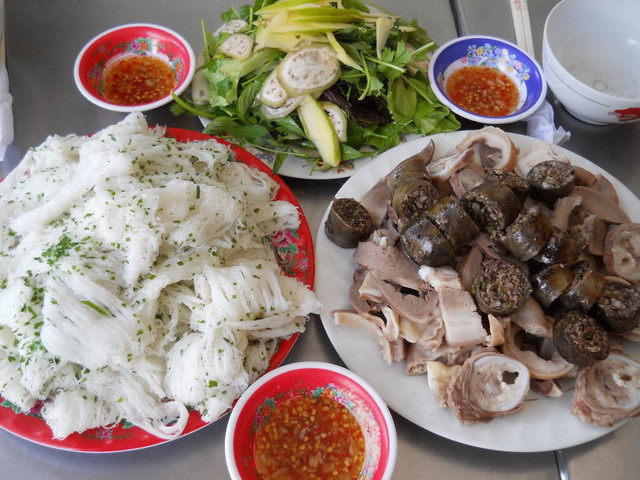 Bánh hỏi lòng heo: Món bánh hỏi rất phổ biến, có mặt tại mọi địa phương trong nước ta, nhưng đĩa bánh hỏi kết hợp với lòng heo ngon nhất và tròn vị nhất phải được thưởng thức tại vùng Phước Khánh, cách trung tâm Ninh Thuận 2 cây số. Món ăn này cũng được xem là một trong những món ngon đặc sản Ninh Chữ Ninh Thuận, dẫu rất bình dân và dễ tìm. Ảnh: Internet.